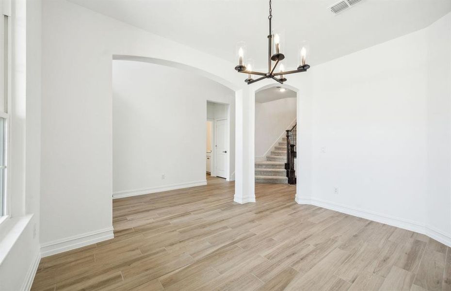 Airy dining room*real home pictured