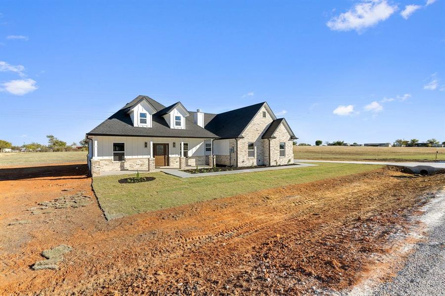 View of front of property featuring a front yard and covered porch