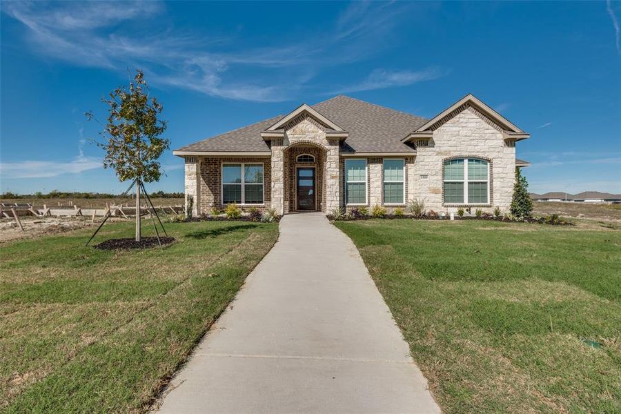 View of front of property featuring a front yard