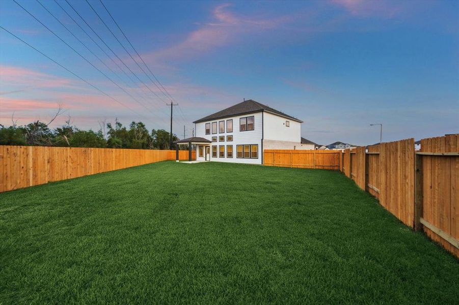 The expansive, fenced-in backyard provides both privacy and space, perfect for creating your outdoor oasis. Whether you plan to install a pool, build a garden, or simply enjoy the open space, this backyard offers limitless potential.