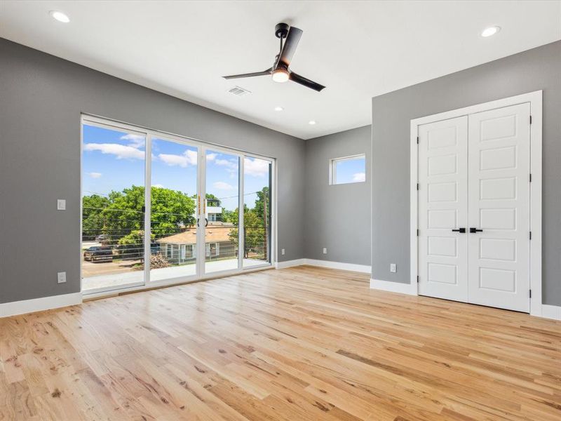 Unfurnished room featuring light wood-type flooring and ceiling fan