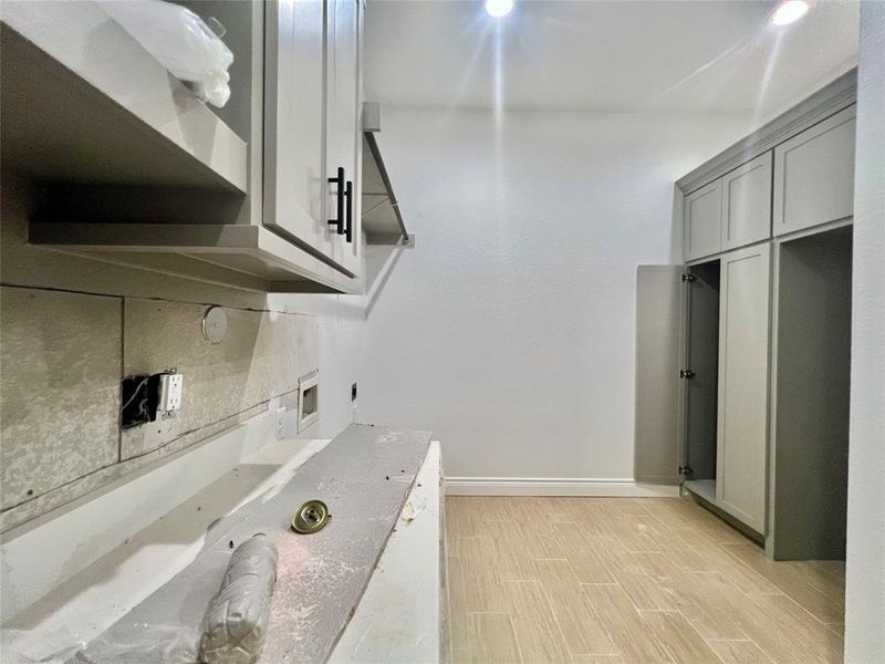 HUGE LAUNDRY ROOM.