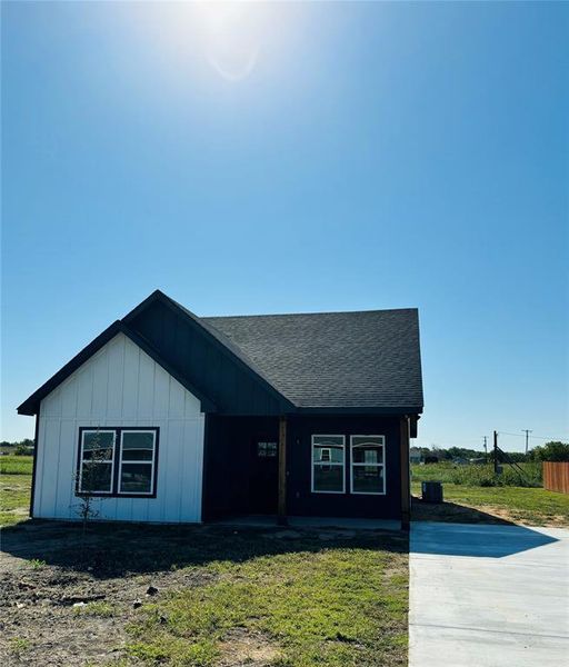 View of front facade featuring a front yard