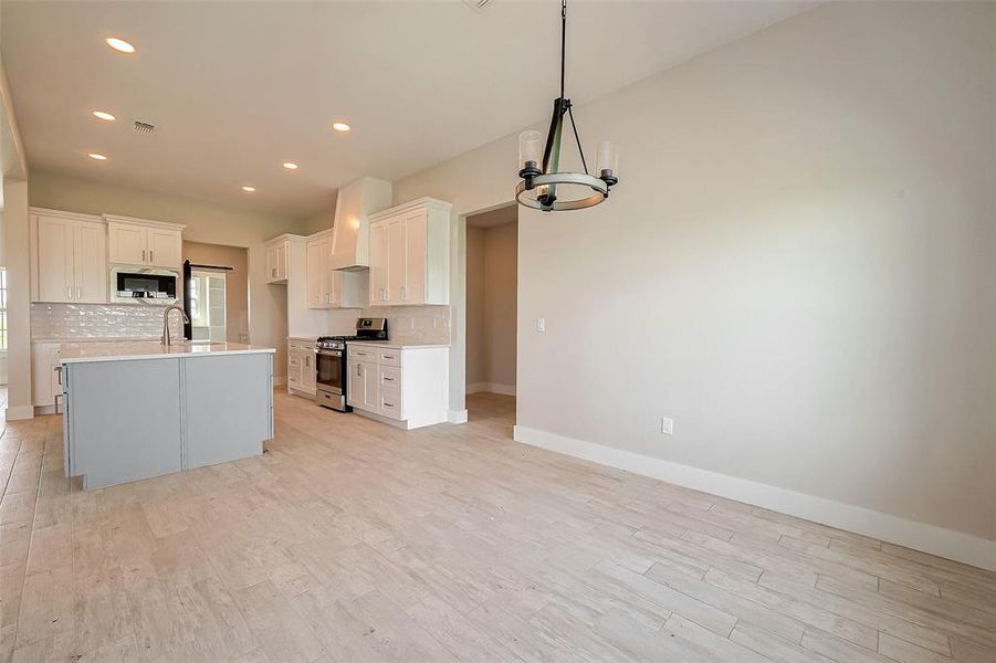 Breakfast Area looking into Kitchen