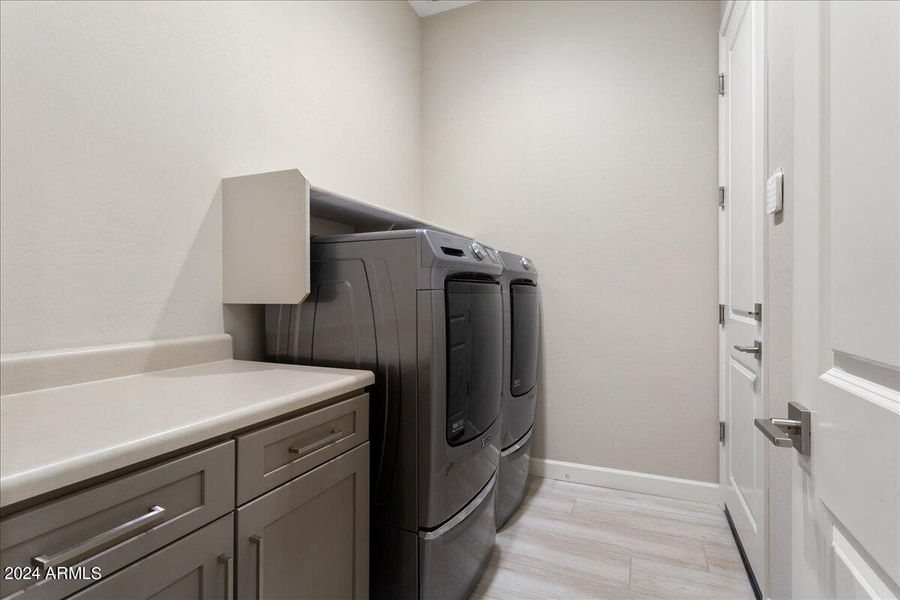 LAUNDRY ROOM WITH