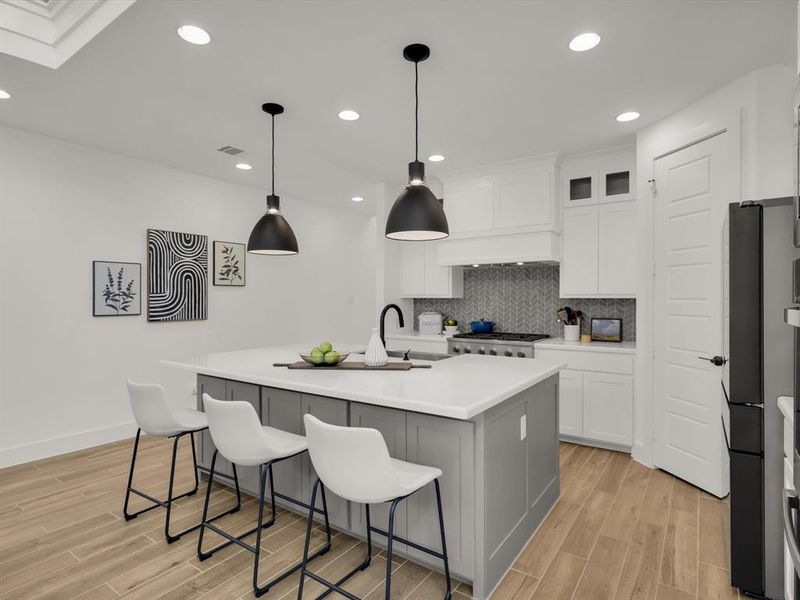 Sleek open kitchen featuring modern finishes and a spacious design.