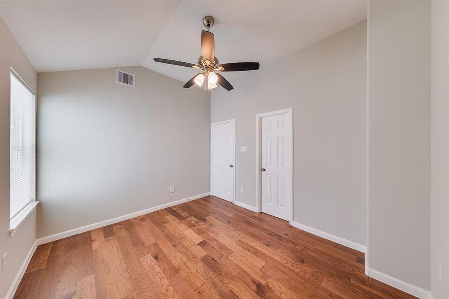 This bedroom features elegant wood-like flooring that adds warmth and charm to the space. This stylish flooring not only elevates the room’s aesthetic but also provides easy maintenance, making it both beautiful and practical.