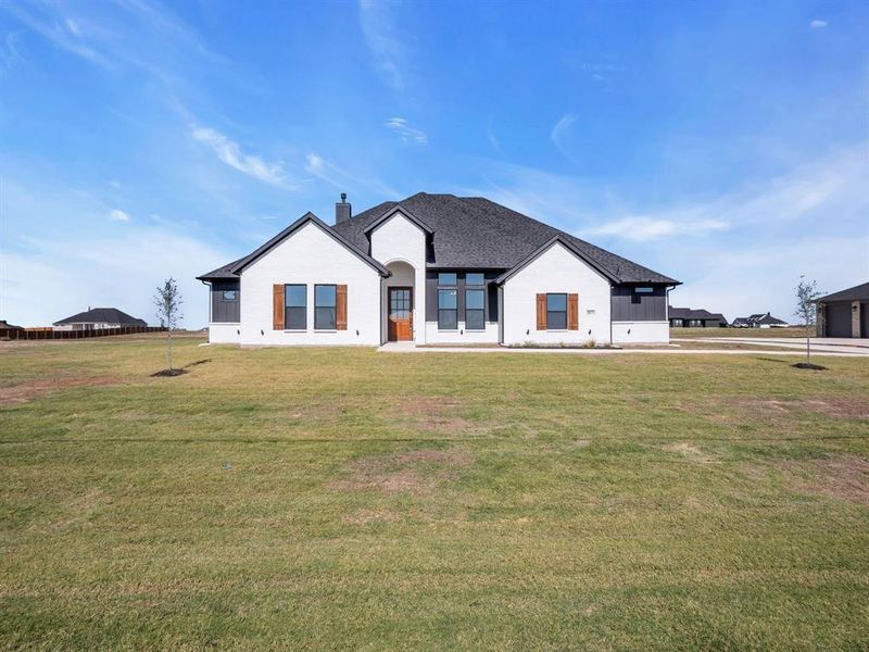 View of front of house featuring a front yard