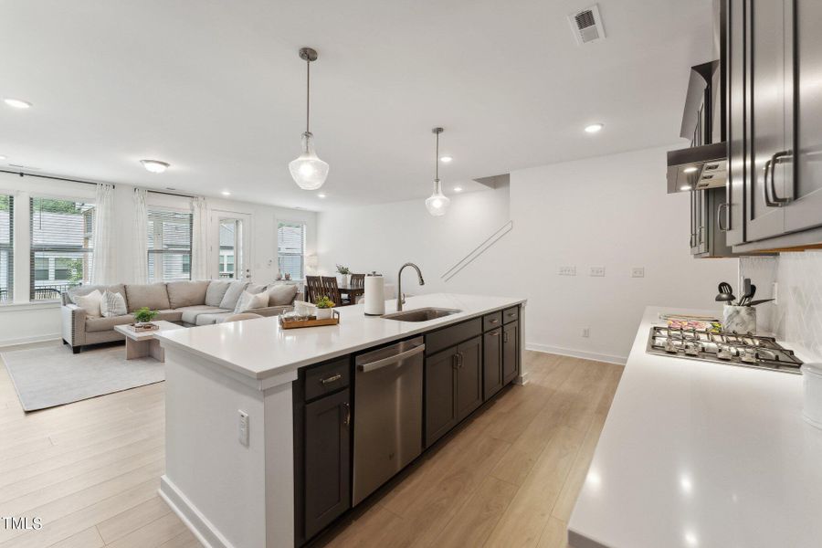 Quartz Countertops and Gas Cooktop