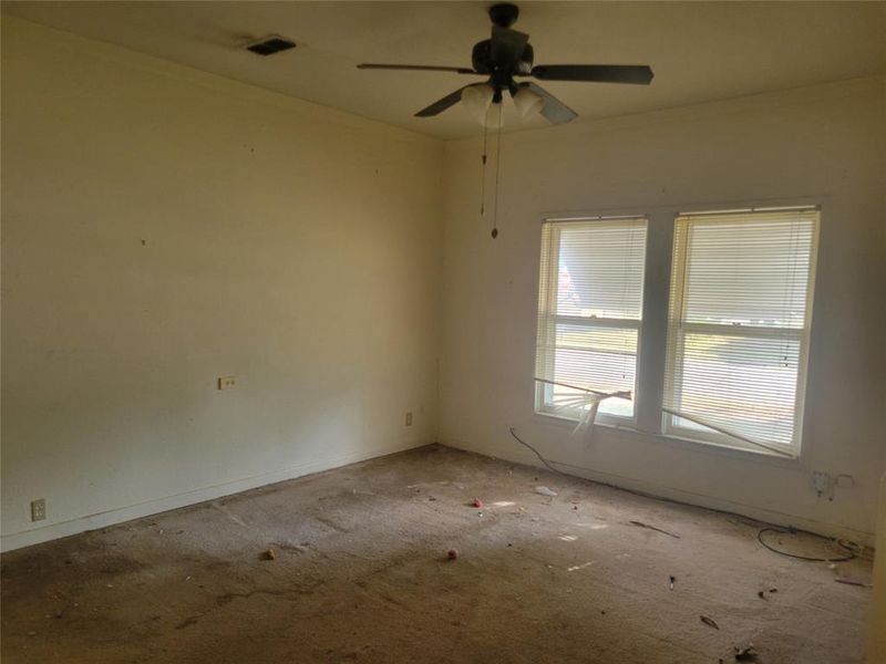 Carpeted empty room with crown molding and ceiling fan