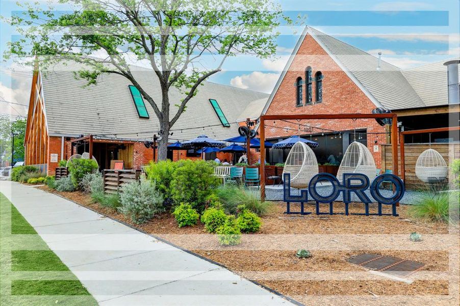 Enjoy easy access by foot or bike to so many local hot spots located blocks away such as Loro, Flower Child, Heights Bier Garten, Wild on Shepherd, etc!