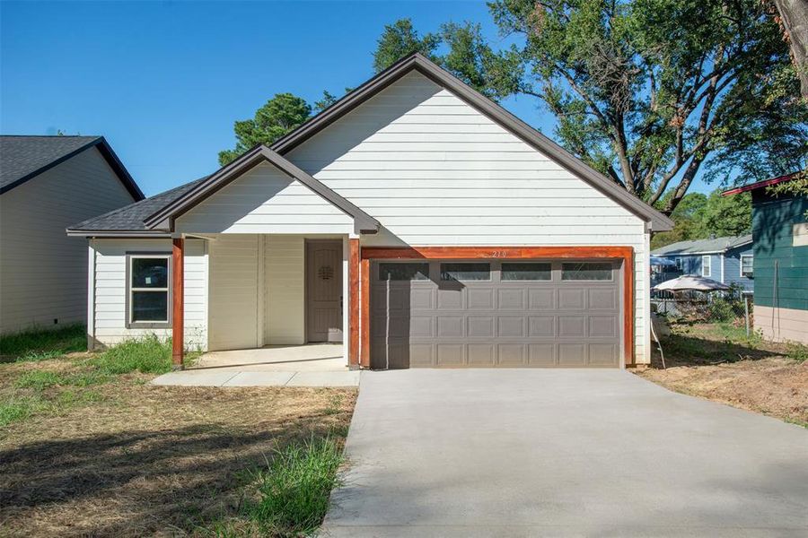 View of front of property featuring 2 car garage