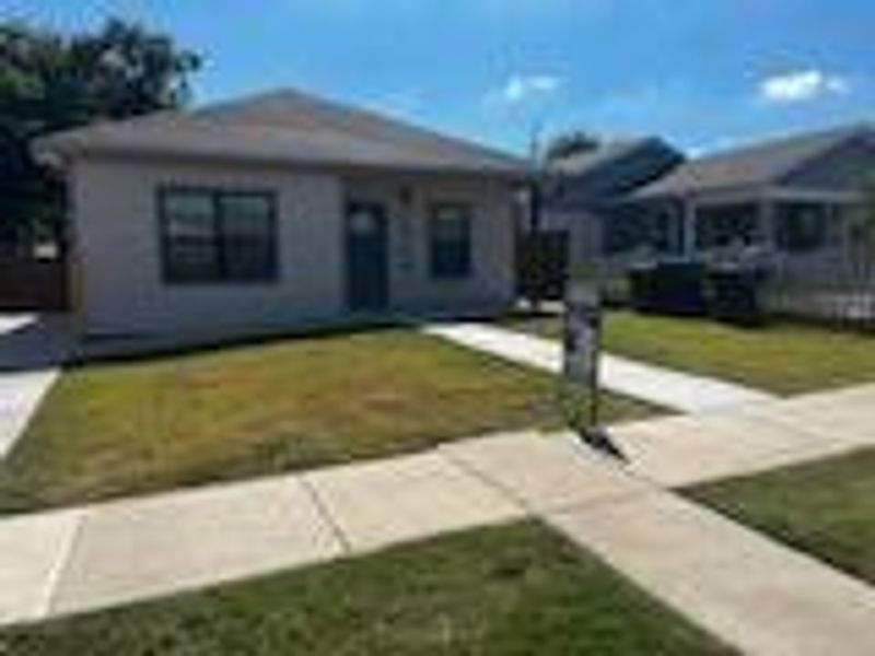 View of front facade featuring a front yard