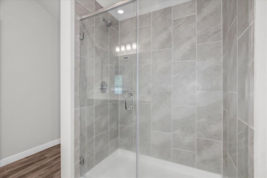 Frameless shower offers a modern look and easy to clean.