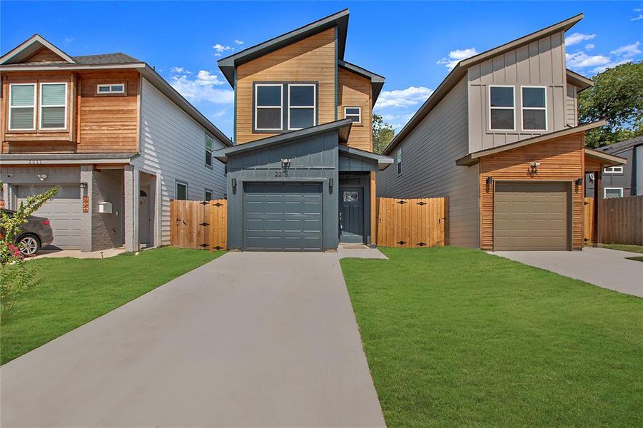 Contemporary house with a garage and a front lawn