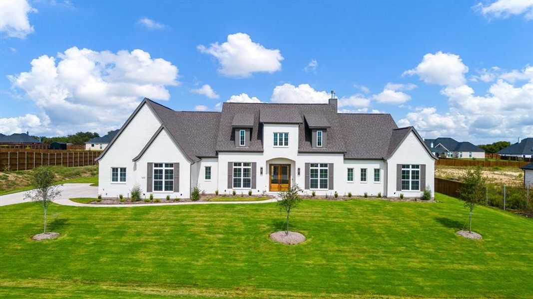 View of front of property featuring a front yard