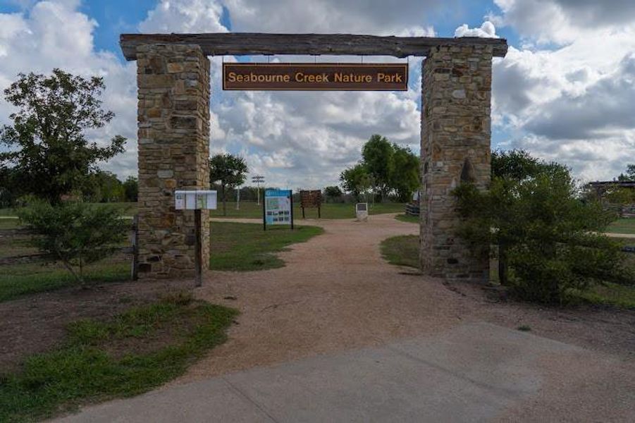 Seabourne Creek Nature Park is the largest park in Rosenberg with 208.9 acres of parkland on the Great Texas Coastal Birding Trail with over 212 species sited to date. The park is comprised of a 4-acre lake, a 6-acre wetland, and 20 acres of natural prairie.