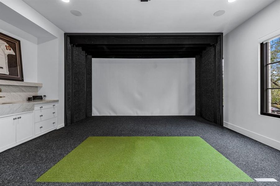 Recreation room with carpet flooring and golf simulator