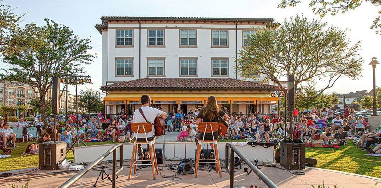 Enjoy live music in Lakeside on Friday nights