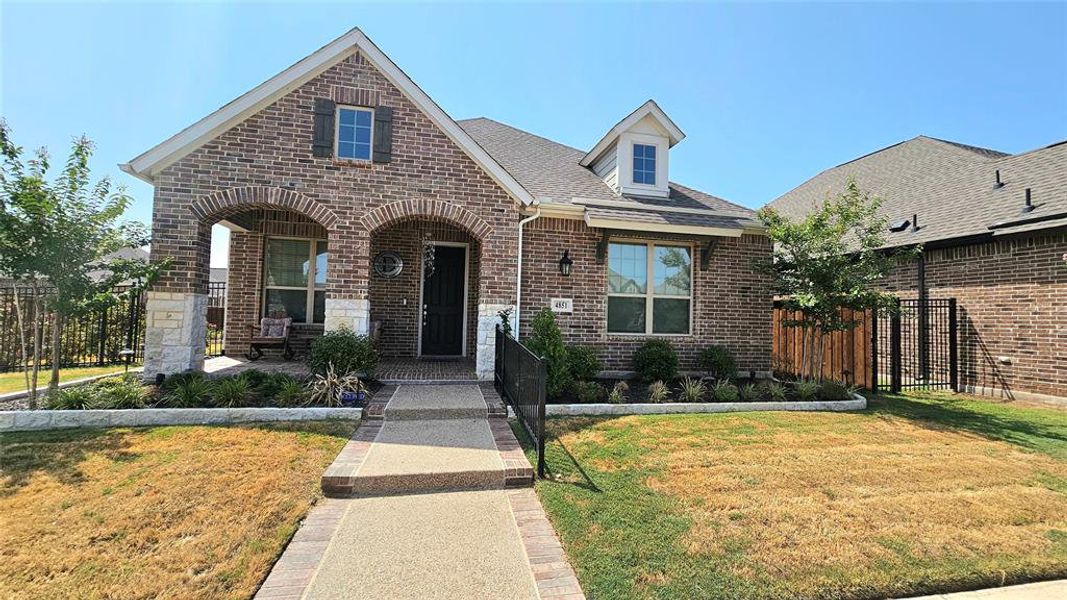 View of front facade featuring a front yard