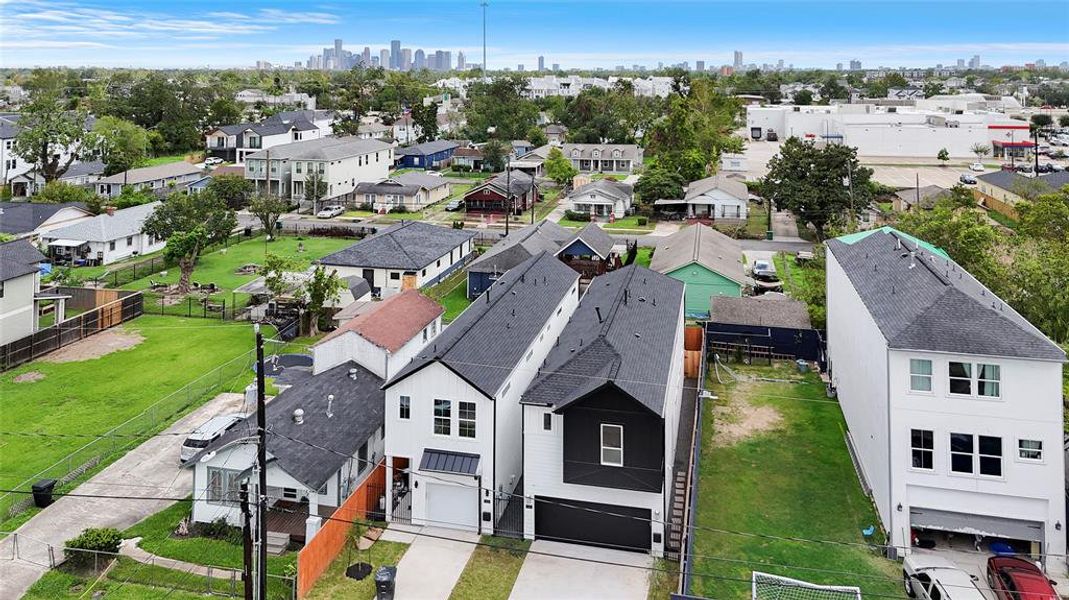 Enjoy a stunning skyline view of Houston from this rapidly evolving neighborhood!