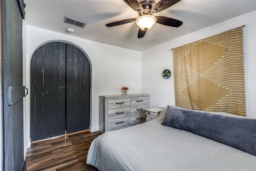 Bedroom featuring ceiling fan and barndoors