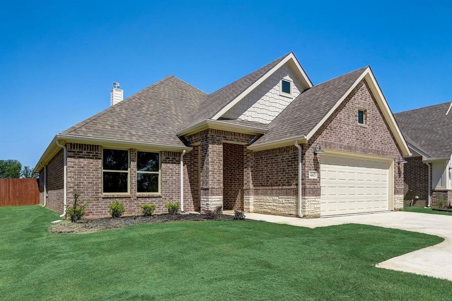 View of front facade featuring a front lawn