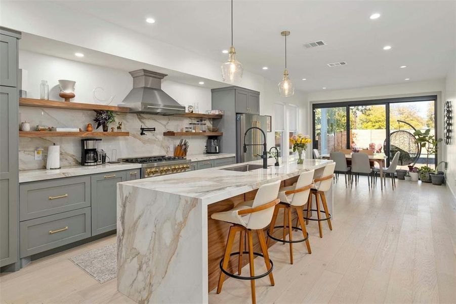 Stylish quartz backsplash and open shelving in the kitchen, combining functionality with modern aesthetics.