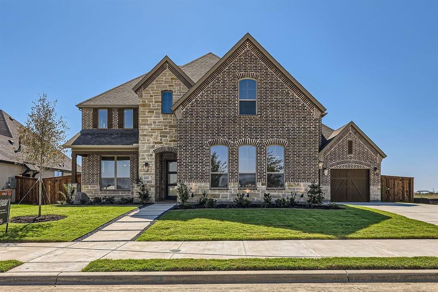 View of front facade featuring a front yard