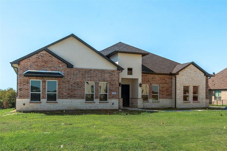 View of front of home featuring a front yard