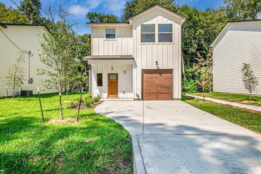 Welcome to this new construction home in the community of Lake Conroe Forest. Modern style with craftsman details.