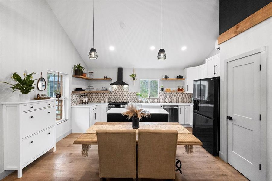 breakfast/dining kitchen combo