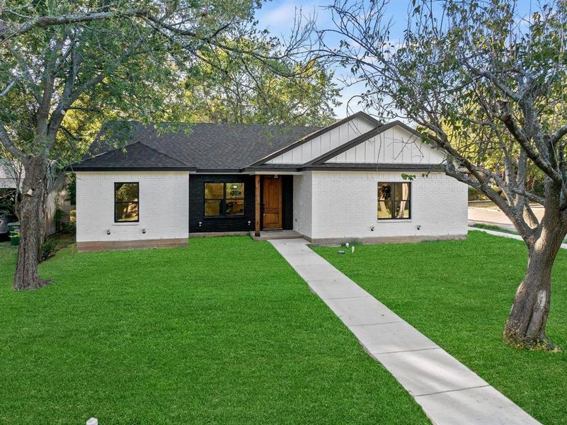 View of front facade with a front yard