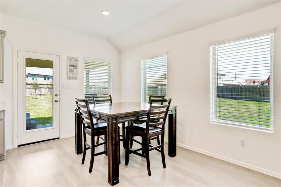 THE BREAKFAST ROOM IS IDEAL FOR EVERYDAY MEALS AND PROVIDES EASY ACCESS TO THE BACK PATIO.