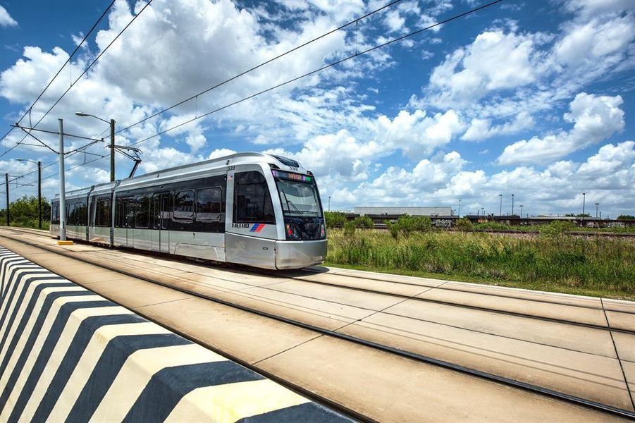 Light rail just a few blocks away…..super for commute to Downtown, Med Center and U of H!