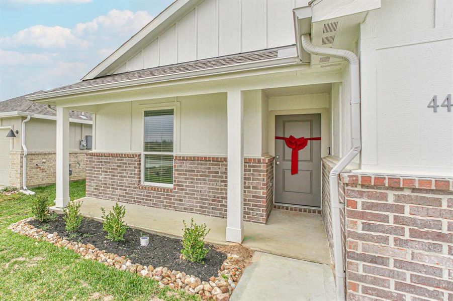 Behold the delightful farmhouse elevation of this 1649 square feet home. The exterior exudes a timeless appeal, with its classic design elements and a harmonious color palette. This house is sure to catch the eye of those seeking a blend of modern comfort and rustic charm.