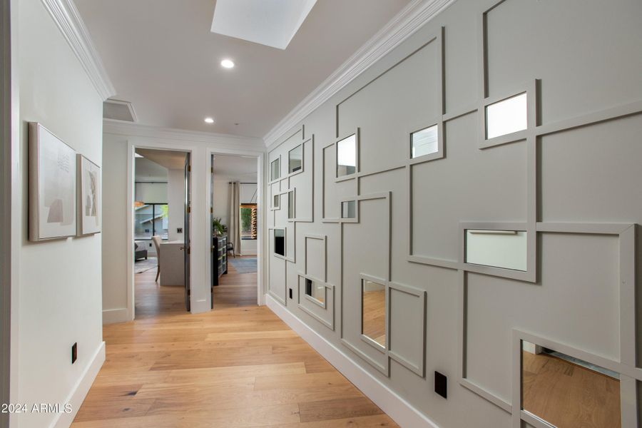 WOOD/MIRRORED HALLWAY