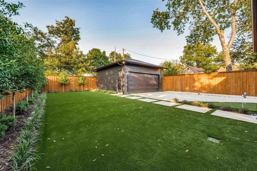 View of yard featuring a shed