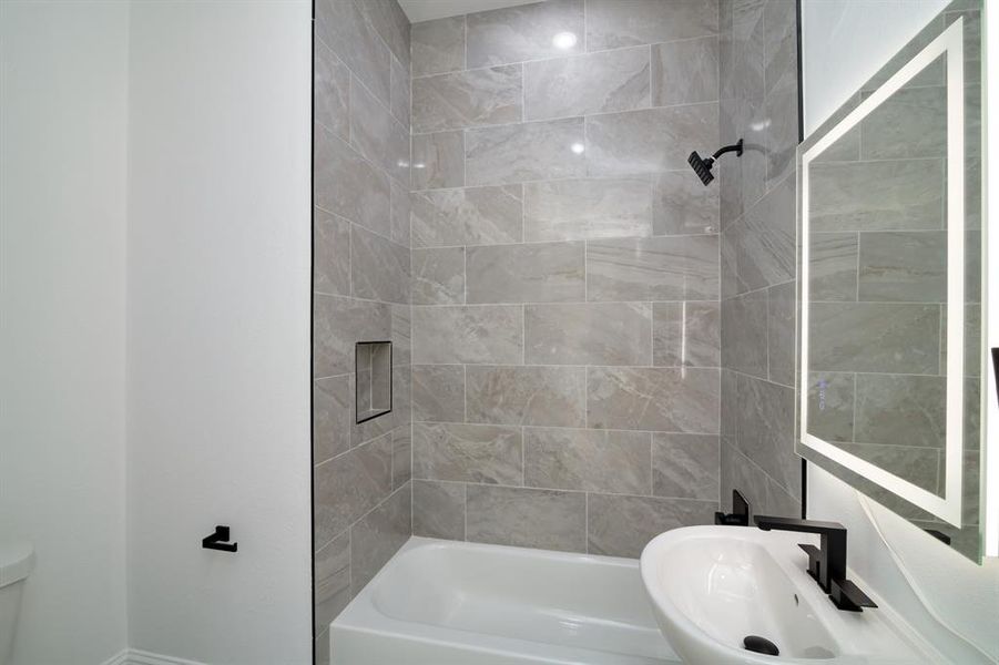 Bathroom featuring tiled shower / bath combo