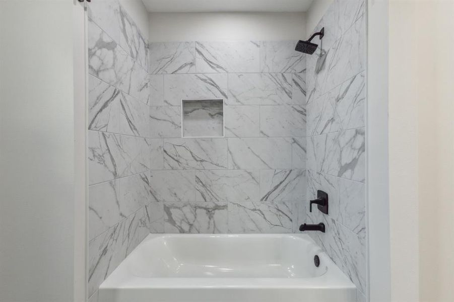 Bathroom with tiled shower / bath combo