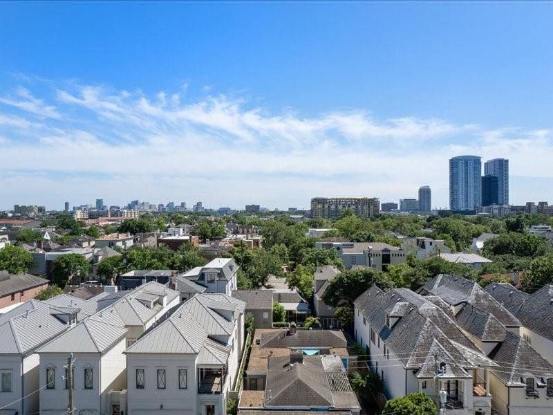 Expansive southern views toward the Texas Medical Center. Shown at approximate height of 7th Floor. Views shown may not resemble actual unit view.