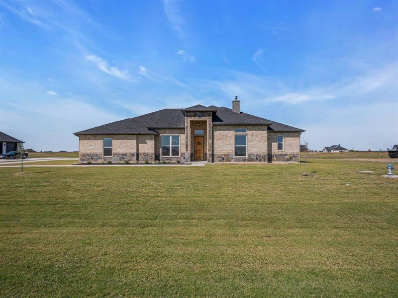 Front view of house featuring a lawn