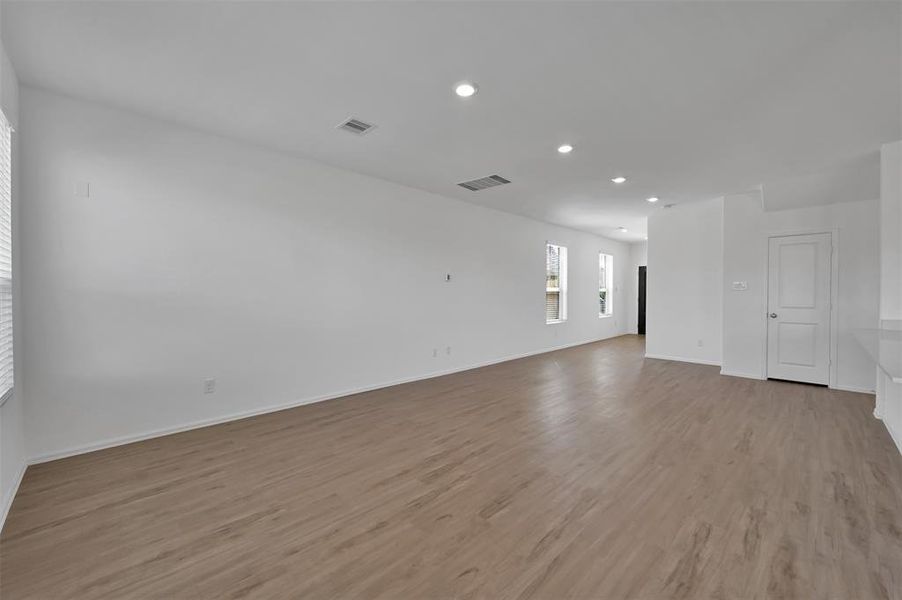 The view towards the family room from the breakfast area