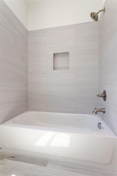 Bathroom with tiled shower / bath