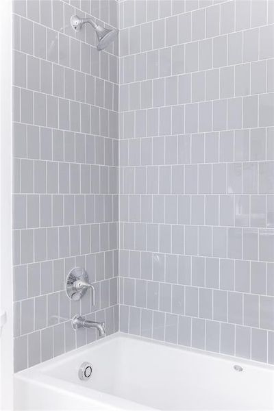 Bathroom with tiled shower / bath combo