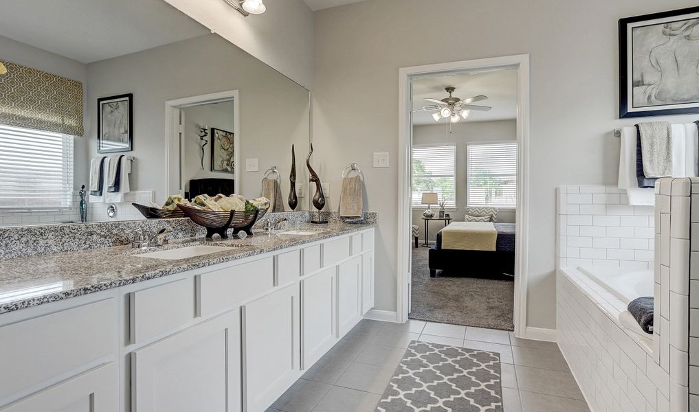 Double sinks in owner's luxury bath