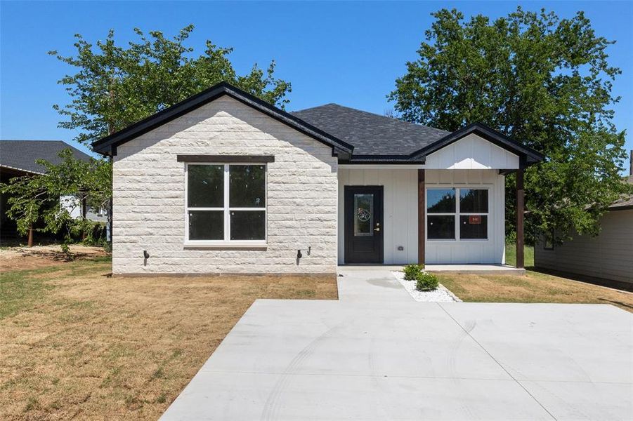 New construction Single-Family house 818 Pecos River Drive, Granbury, TX 76048 - photo