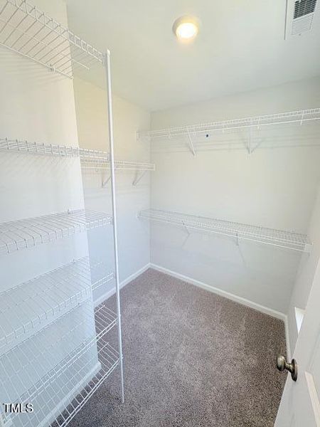 KF 422 Walk-in Closet