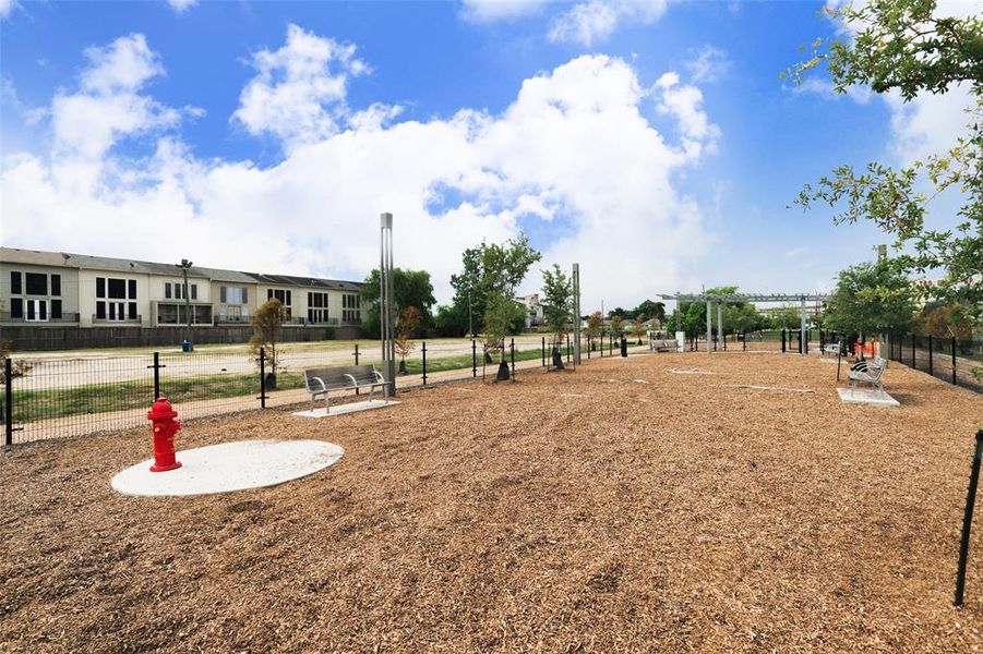 Situated in close proximity with Houston's largest employment centers: Downtown & The Medical Center, Eastwood Park is located along the Harrisburg Hike & Bike Trail!