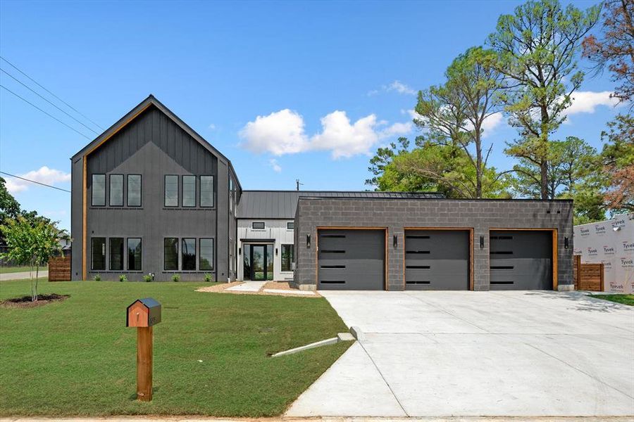 Contemporary house with a garage and a front lawn